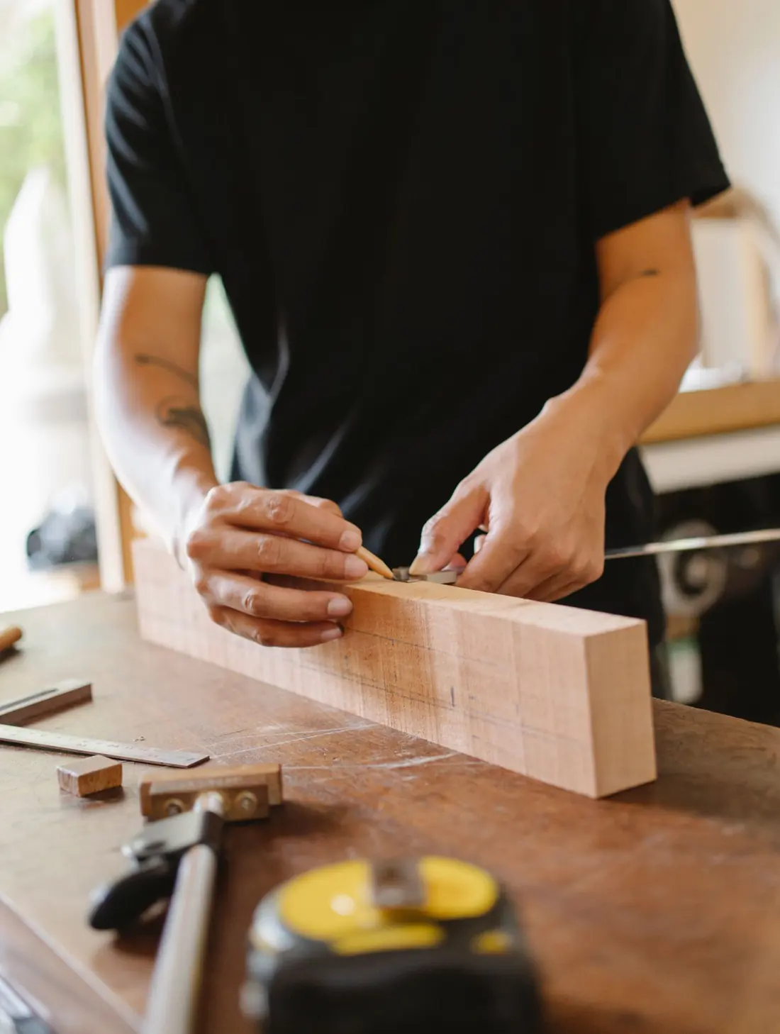 Artisan au travail à l'établi dans l'atelier de fabrication