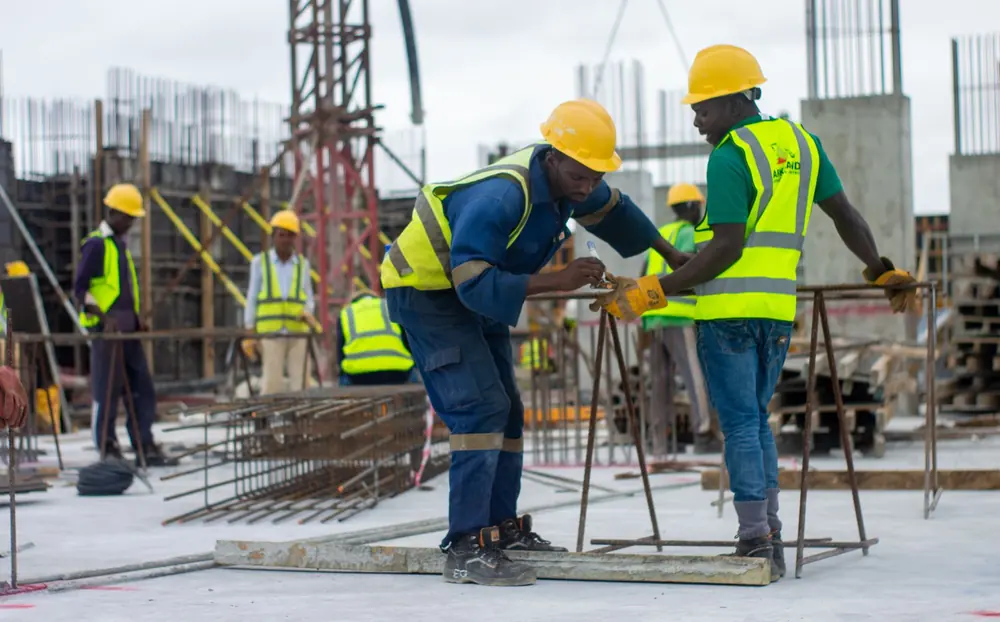 Équipe de pose sur un chantier de construction
