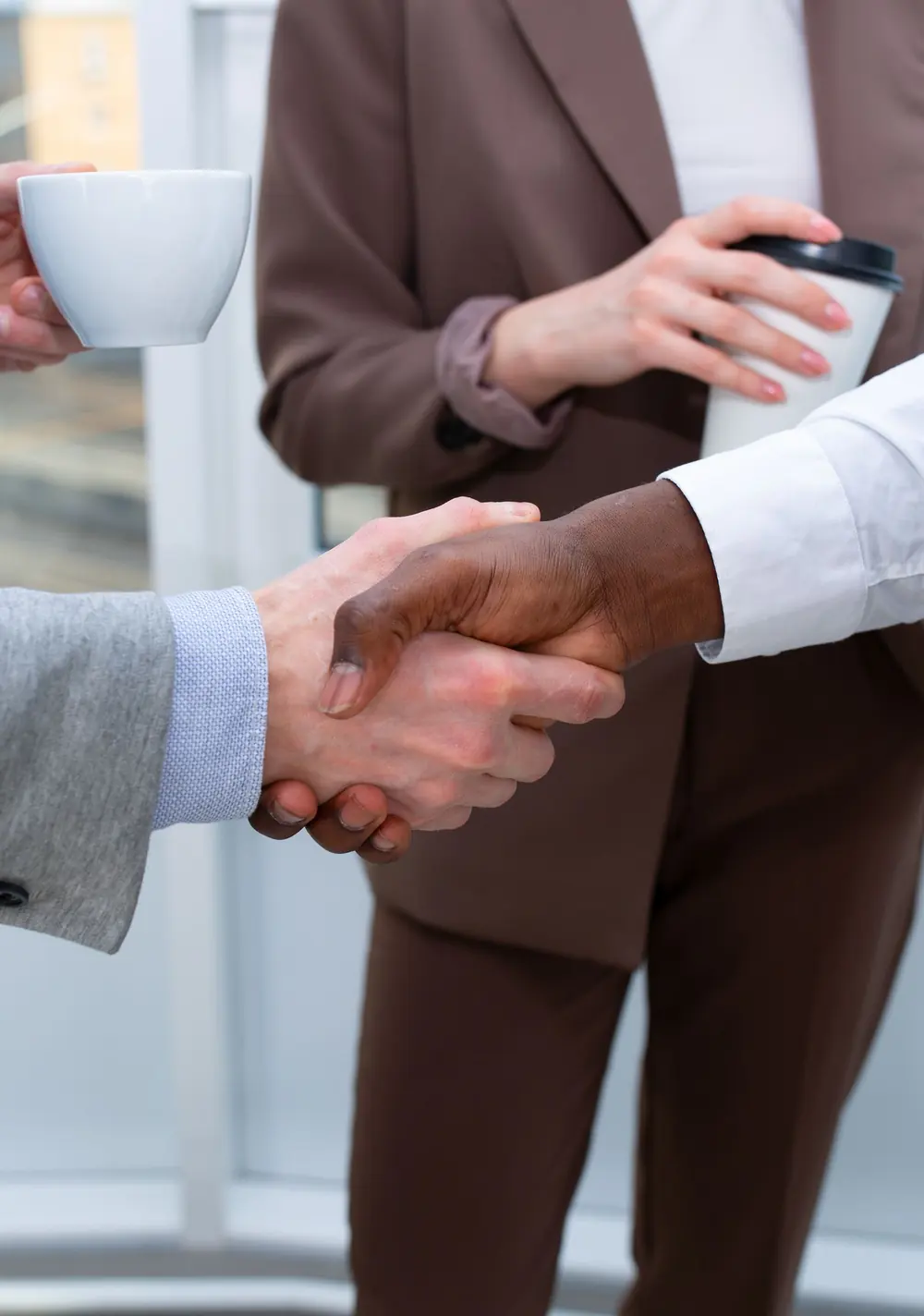 Service client — poignée de main entre un conseiller et un client