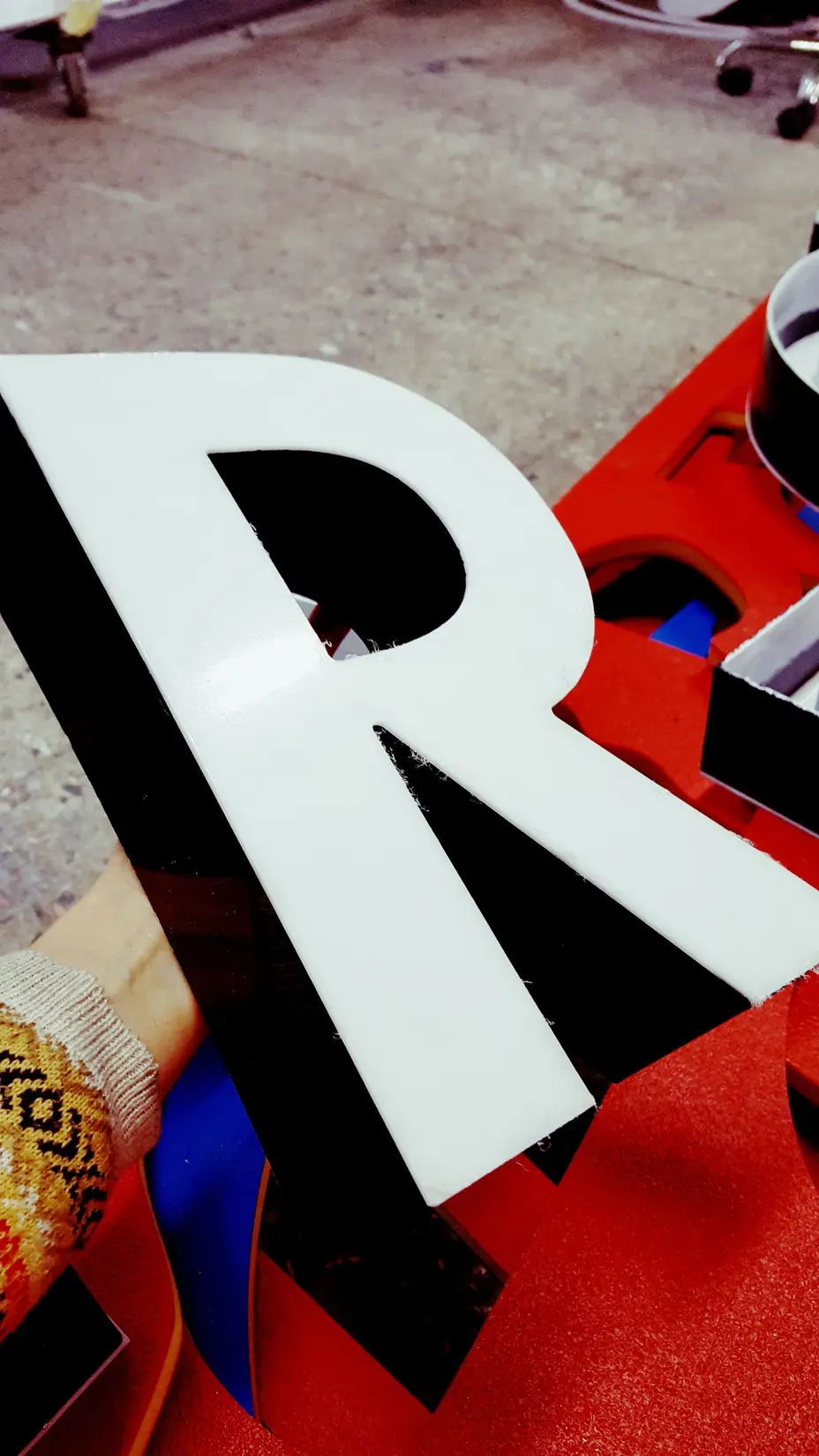 Fabrication d'enseigne lumineuse sur mesure — lettres boîtier 3D façonnées en atelier